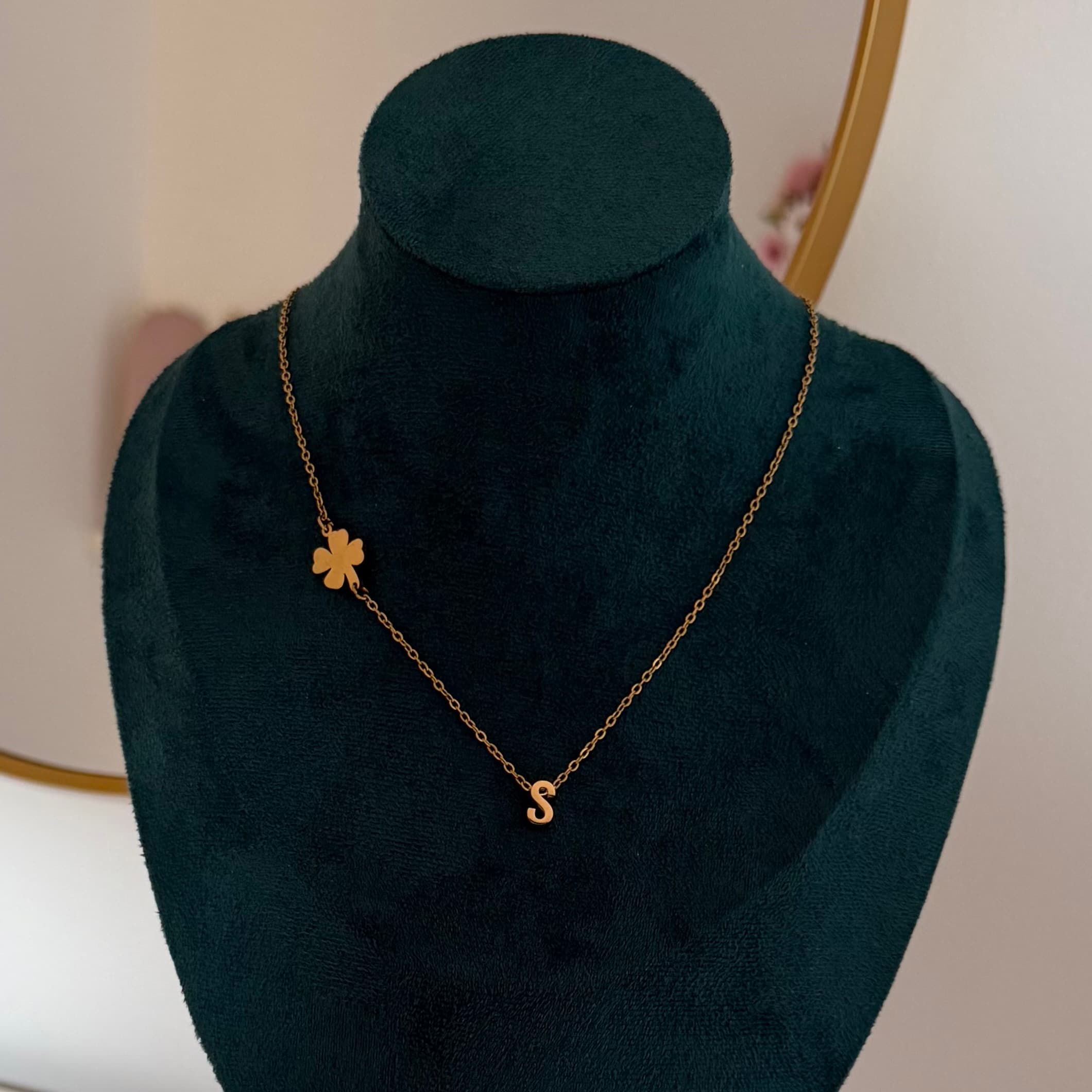 Zlatna ogrlica sa inicijalom i detelinom