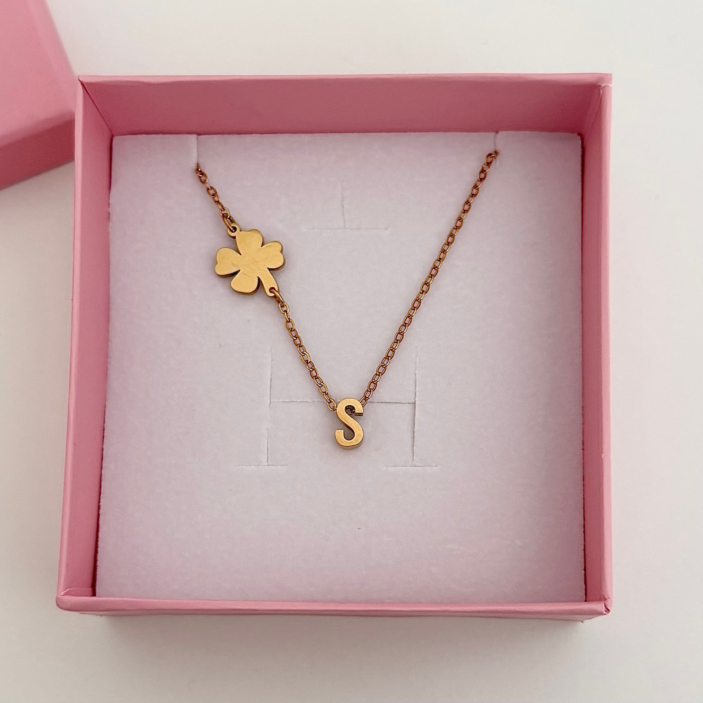 Zlatna ogrlica sa inicijalom i detelinom