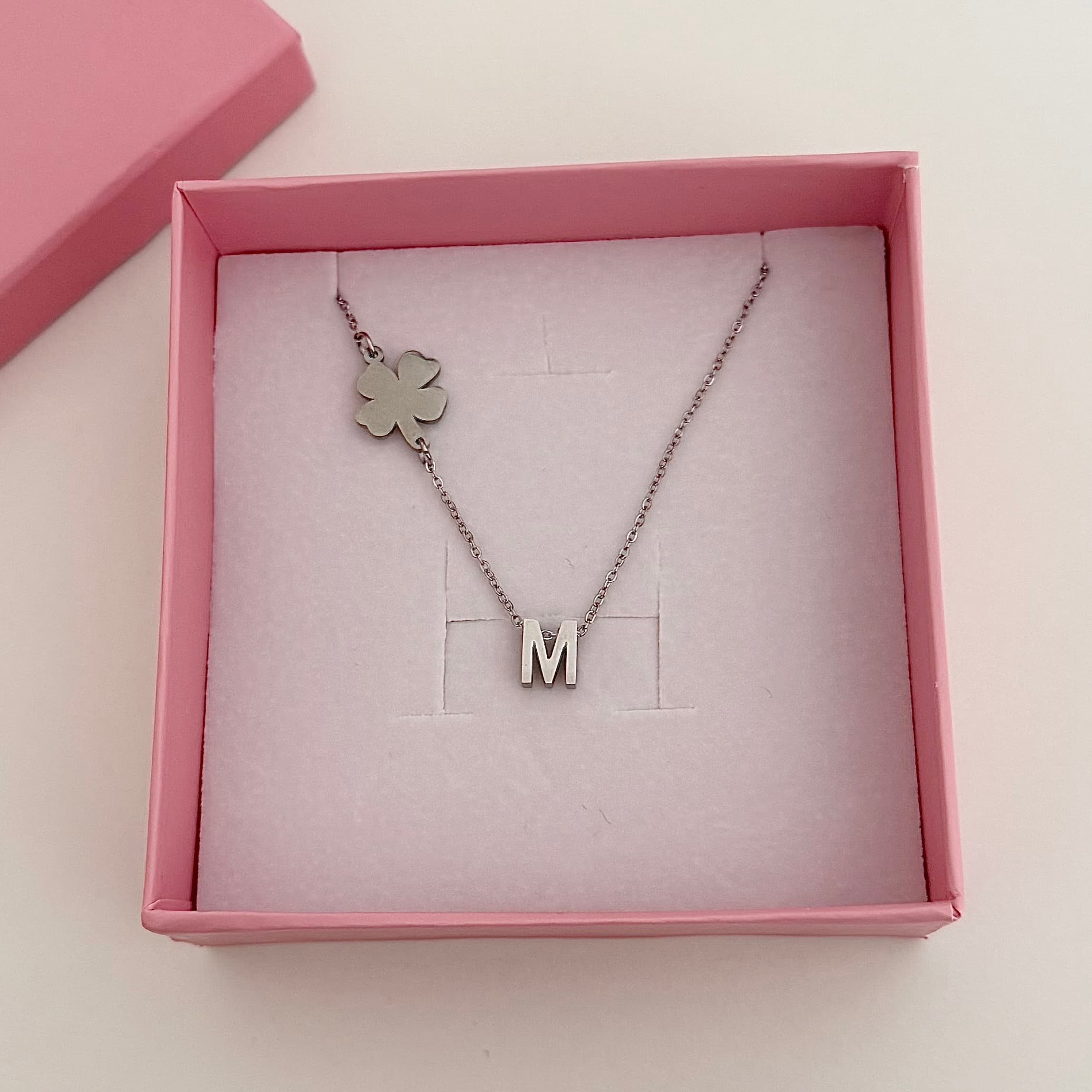 Srebrna ogrlica sa inicijalom i detelinom