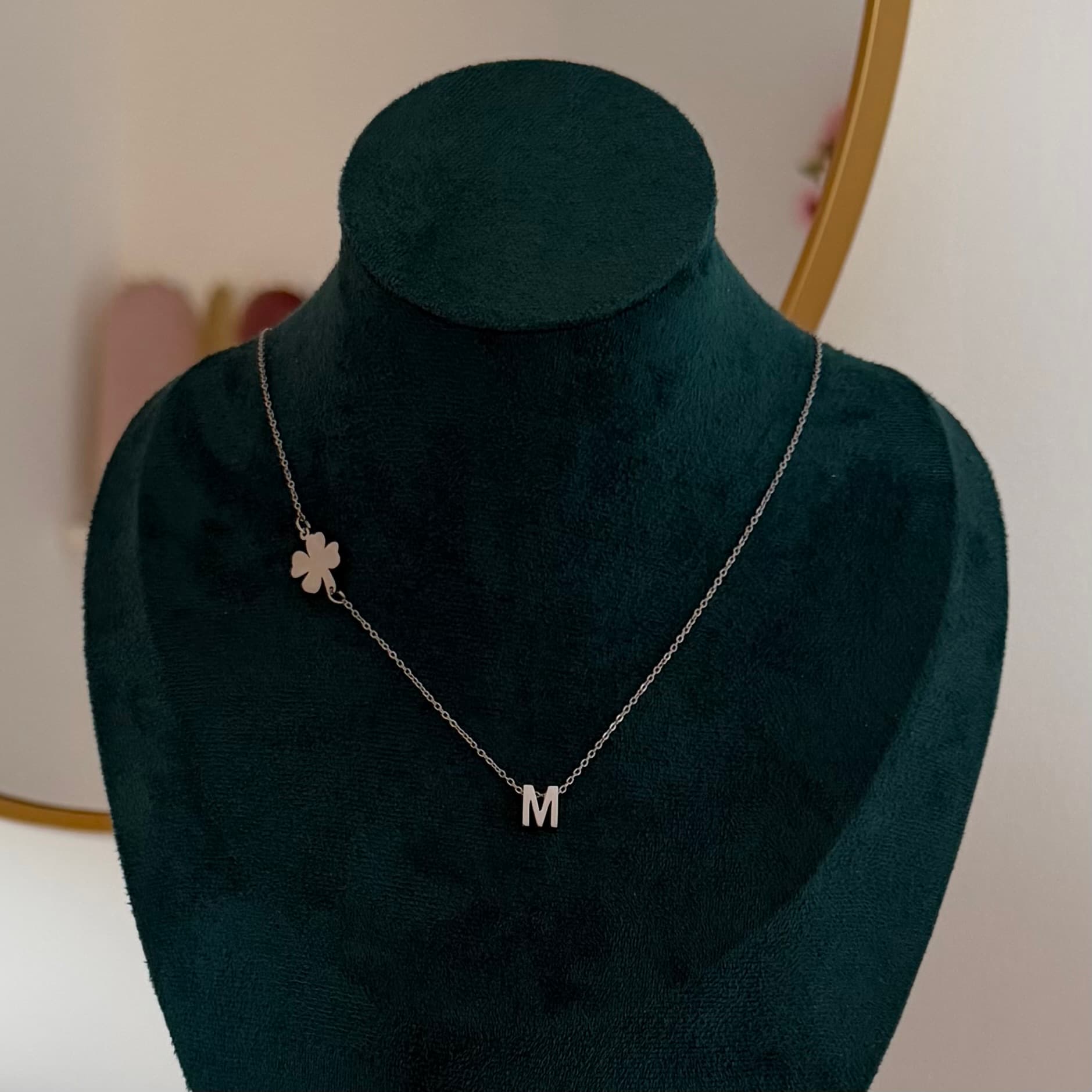 Srebrna ogrlica sa inicijalom i detelinom